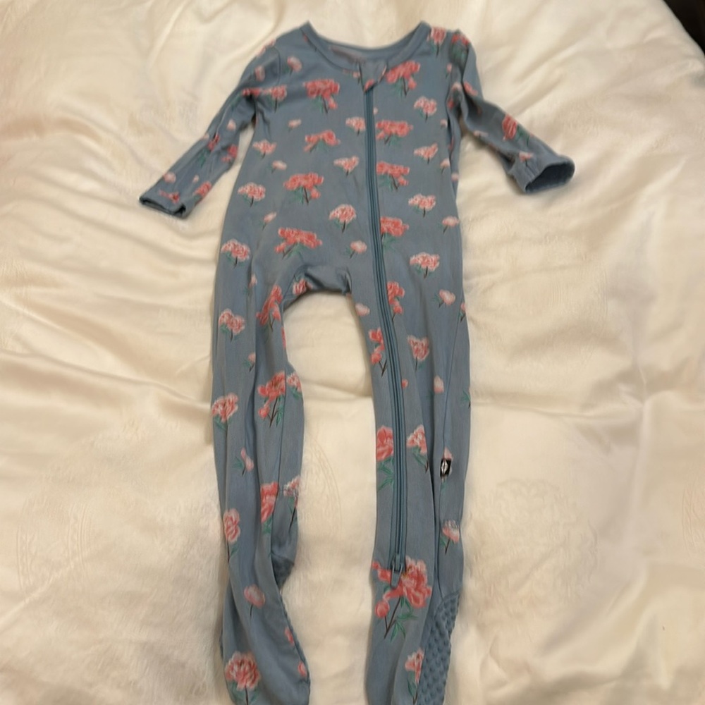 Kyte Baby 2 way zipper footie pajama.  Like new no stains.